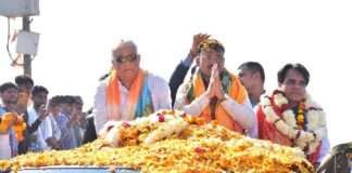 “महवा में जनसैलाब! उपमुख्यमंत्री डॉ. प्रेमचंद बैरवा का भव्य रोड शो — जगह-जगह पुष्पवर्षा