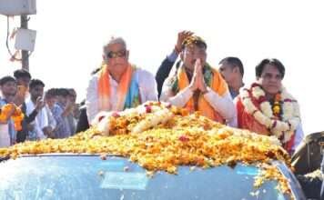 “महवा में जनसैलाब! उपमुख्यमंत्री डॉ. प्रेमचंद बैरवा का भव्य रोड शो — जगह-जगह पुष्पवर्षा