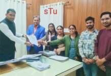 अतिथि सहायक आचार्यों ने एसडीएम को सौंपा ज्ञापन