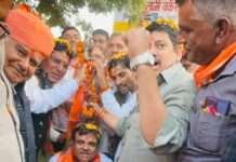 बिहारीलाल बिश्नोई का गुसांईसर आगमन गुड़ से तौला कर भव्य स्वागत।
