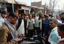 तेज रफ्तार कार ने बाइक और ठेले को टक्कर मारी, युवक व महिला घायल