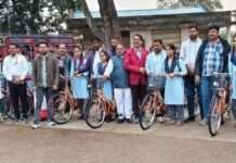 छात्राओं को साइकिलों का वितरण किया गया