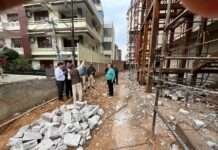 निर्माणाधीन उपासना टावर का मलबा गिरने से दहशत, प्रशासन से रोक की मांग