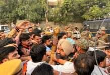 युवा मोर्चा के कार्यकर्ताओं ने कांग्रेस बॉर रूम का घेराव किया