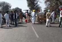 गंगनहर में पूरा सिंचाई का पानी देने की मांग को लेकर किसानों का प्रदर्शन