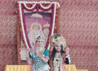 कृष्ण-राधा स्वरूपों ने मंच पर रचा ब्रज की होली का दृश्य