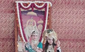 कृष्ण-राधा स्वरूपों ने मंच पर रचा ब्रज की होली का दृश्य