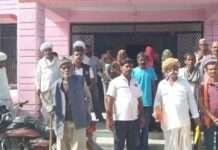 करमावास ग्राम पंचायत पर ग्रामीणों ने पेट्रोल की बोतल लेकर किया प्रदर्शन