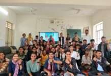 पीसांगन के रामपुरा डाबला में बोर्ड परीक्षार्थियों को कलाई घड़ियां वितरित