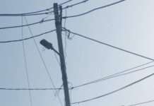 डीग में गिरने की कगार पर बिजली का खंभा