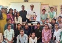 गंगधार विद्यालय में कक्षा आठवीं की छात्राओं को प्रवेश पत्र वितरित