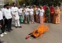 नागौर में महिला कांग्रेस ने केंद्रीय मंत्री हरदीप सिंह पुरी के खिलाफ प्रदर्शन किया