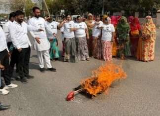 नागौर में महिला कांग्रेस ने केंद्रीय मंत्री हरदीप सिंह पुरी के खिलाफ प्रदर्शन किया