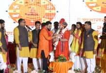 ब्रज होली की पुष्पवर्षा और फागोत्सव से सराबोर हुआ अशोका क्लब