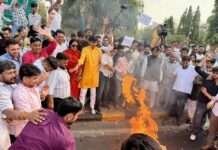 भाजपा कार्यकर्ताओं ने फूंका मणि शंकर अय्यर का पुतला