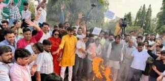 भाजपा कार्यकर्ताओं ने फूंका मणि शंकर अय्यर का पुतला