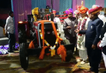 नागौर में अनोखी शादी: किसान ने बेटी को दिया ट्रैक्टर, बारातियों को बांटे हेलमेट