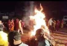 ग्रहण के चलते कई जगह दोपहर से महिलाएं पूजन किया