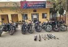 पुलिस की सख्त कार्रवाई: 8 मॉडिफाइड साइलेंसर वाली बुलेट बाइक जब्त