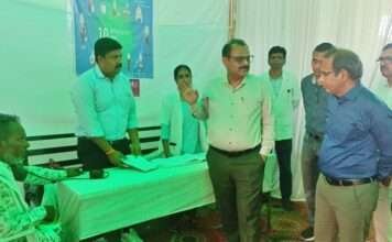 रामाश्रय शिविर में वृद्धजनों की जांच, विशेषज्ञों ने दिया परामर्श और दवाइयां