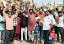 रोड चौड़ीकरण पर व्यापारियों का विरोध, बाजार बंद कर प्रदर्शन