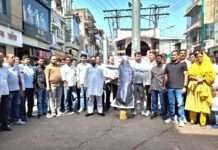 गैस सिलेंडर की बढ़ती कीमतों को लेकर कांग्रेस का विरोध प्रदर्शन, पीएम मोदी का पुतला फूंका