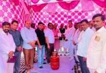 गैस सिलेंडर कीमतों को लेकर कांग्रेस का विरोध प्रदर्शन, पीएम का पुतला दहन