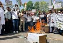 गैस सिलेंडर की बढ़ती कीमतों और महंगाई के विरोध में कलेक्ट्रेट पर कांग्रेस का प्रदर्शन