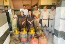 गैस संकट पर सियासी घमासान, कांग्रेस का मौन सत्याग्रह और प्रशासन की छापेमारी