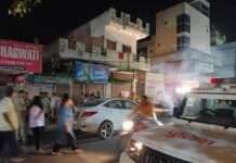 दुर्गा मंदिर के सामने हाई-वोल्टेज पुलिस एक्शन, संदिग्ध गाड़ियां घिरीं