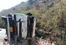 देसूरी घाट में खाद्य सामग्री से भरा ट्रेलर पलटा, खाई में बिखरा सामान