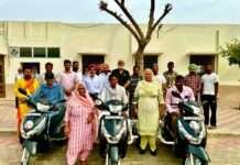 दुर्गाष्टमी पर विधायक रूबी कुन्नर ने दिव्यांगजनों को स्कूटर वितरित किए