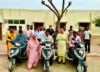 दुर्गाष्टमी पर विधायक रूबी कुन्नर ने दिव्यांगजनों को स्कूटर वितरित किए