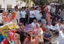 कचरा प्लांट को लेकर ग्रामीणों में आक्रोश, कलेक्ट्रेट पर धरना