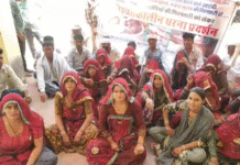 नावां में ग्रामीणों का एसडीएम कार्यालय के बाहर धरना