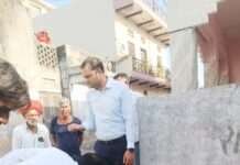 कलेक्टर लोक बंधु ने हैंडपंप मरम्मत अभियान का किया औचक निरीक्षण