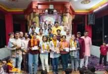 75% से अधिक अंक लाने वाले विद्यार्थियों का हनुमान मंदिर में सम्मान