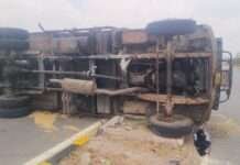 पिंडवाड़ा के झाड़ोली में भूसे से भरा ट्रक पलटा, बड़ा हादसा टला