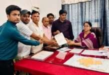 शैक्षणिक अवकाश कटौती के विरोध में शिक्षक संघ ने सौंपा ज्ञापन