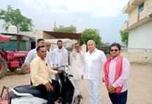 दिव्यांगों ने विधायक आवास पहुंचकर स्कूटी वितरण पर जताया आभार