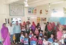 नंदघर केंद्र पर बच्चों को बैग, बोतल व स्वेटर वितरण