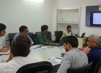 कलेक्टर देवेंद्र कुमार ने उपखंड अधिकारियों की बैठक ली