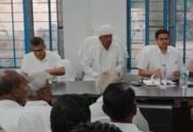 बरना गांव में कलेक्टर देवेंद्र कुमार की रात्रि चौपाल, ग्रामीणों की समस्याएं सुनीं