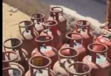 गैस एजेंसी की लापरवाही: सड़क किनारे धूप में रखे सिलेंडर, हादसे का खतरा