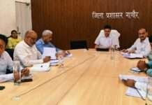 जिला कलेक्टर देवेंद्र कुमार ने ली उपखंड स्तरीय अधिकारियों की बैठक