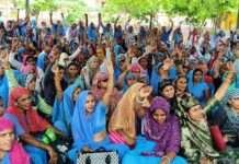 आशा सहयोगिनियों का प्रदर्शन, वेतन बढ़ाने और नियमितीकरण की मांग