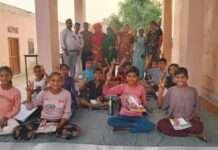 सायंकालीन पाठशाला में स्टेशनरी वितरित