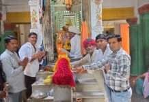 पंचमुखी महादेव मंदिर में भव्य ध्वजा रोहण, जयकारों से गूंजा