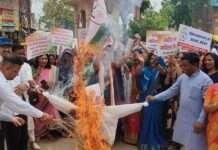 महिला आरक्षण कानून लागू करने की मांग को लेकर महिला कांग्रेस का प्रदर्शन