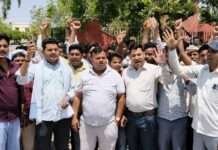 जाटव बस्ती के पास शराब ठेका शिफ्ट करने के विरोध में लोगों का प्रदर्शन